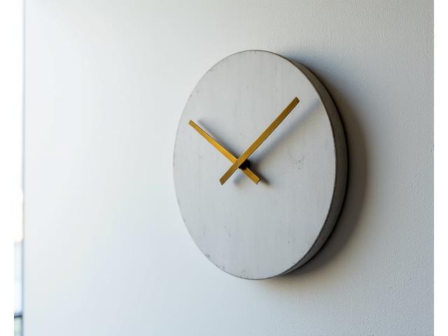 Horloge murale minimaliste en béton ciré et aiguilles en laiton