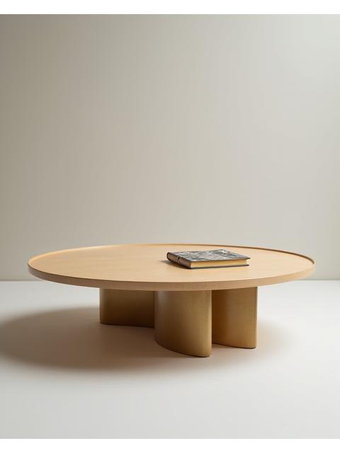 Table basse en érable et laiton, design minimaliste et élégant