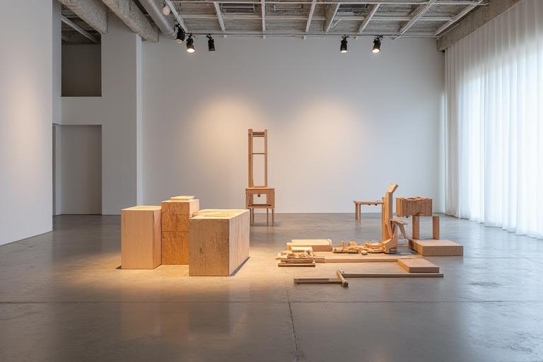 Installation d'art conceptuel abstraite dans un espace moderne